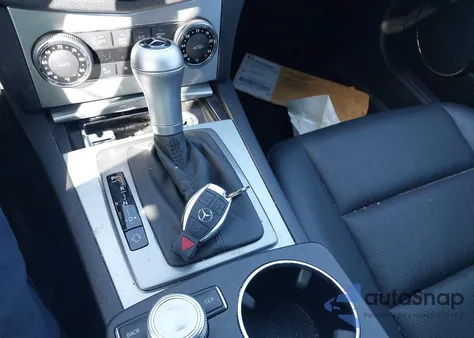 2010 Mercedes-Benz C 300 Sport z USA, uszkodzony, nr VIN WDDGF5EB6AF359474